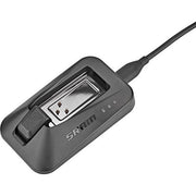 Sram Axs acculader voor e-bike accu's, zwart, met oplaadkabel op een witte achtergrond