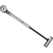 Aluminium SKS voetpomp met manometer en 22 bar druk, zichtbaar op de afbeelding.