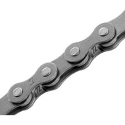Donkere zilveren KMC Z1 Narrow EPT fietsketting voor single speed, 1/2" x 3/32", 112 schakels, zichtbaar op de afbeelding