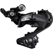 Shimano 105 RD-R7000 11-speed achterderailleur met Shadow RD-design op een fiets, zwart met metalen onderdelen.