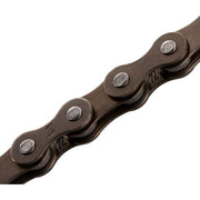 Bruine KMC Z1 smalle 1/2" x 3/32" ketting met 112 schakels voor single speed fietsen, zichtbaar op afbeelding.
