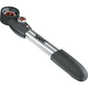 Zilveren SKS voetpomp met aluminium constructie en manometer voor het oppompen van fietsbanden.