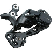 Shimano Deore XT M8000 achterderailleur 11-speed Shadow RD direct mount op fiets, close-up van het mechanisme en montage.
