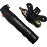 Zwarte SKS Airchamp Pro minipomp van 150 mm met CO2-pomp, geschikt voor snelle bandenoppomping.