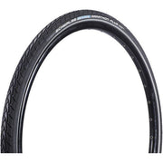 Zwarte Schwalbe Marathon Plus 26 stadsfiets buitenband met reflectie op het loopvlak en zijwand.