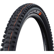 Zwarte Schwalbe Big Betty Super Trail MTB band 29x2.40" ligt op een witte achtergrond.