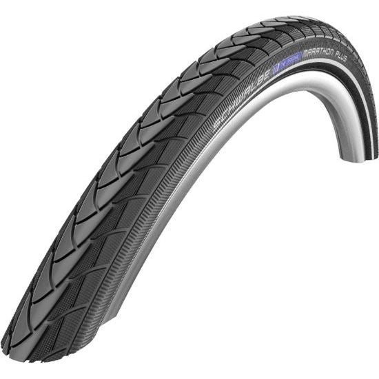 Zwarte Schwalbe 28-inch Marathon Plus SmartGuard e-bike buitenband met versterkte bescherming en profiel voor stevige rit.