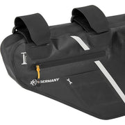 Zwarte SKS Explorer EXP bikepacking tas van 4 liter waterdicht, bevestigd aan fietsframe voor avontuurlijk reizen.