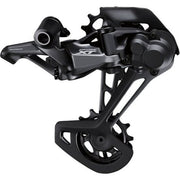 Shimano Deore XT M8100 SGS 12-speed achterderailleur in zwart, met directe montage voor mountainbikes, zichtbaar vanaf de zijkant.