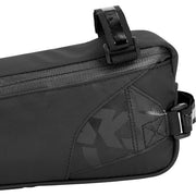 Zwarte SKS Explorer Edge bikepacking tas van 1,0 liter, bevestigd op fietsframe voor avontuurlijke lange ritten