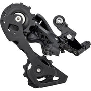 Shimano 105 RD-R7000 11-speed achterderailleur met Shadow RD-design op een fiets, zichtbaar in close-up.
