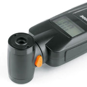 Elektrische SKS Airchecker Digi bandenspanningsmeter met duo-head voor nauwkeurig meten van fietsbanden, close-up op display en pomp.