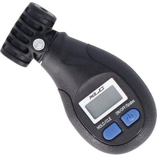 XLC drukmeter Pu-G02 Dv/Sv zwart voor het meten van bandenspanning, close-up van het apparaat met drukknoppen en display.
