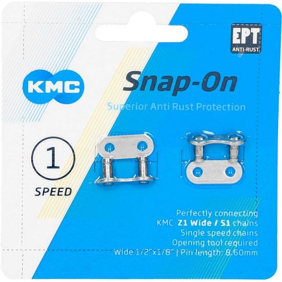 Twee zilveren KMC Snap-On 1/2X1/8 inch kettingschakels voor fietsen, breed EPT, zichtbaar in close-up.