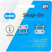 Twee zilveren KMC Snap-On 1/2X1/8 inch kettingschakels voor fietsen, breed EPT, zichtbaar in close-up.