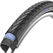 Zwarte Schwalbe 28-inch Marathon Plus SmartGuard e-bike buitenband met anti-lek bescherming, op een witte achtergrond.