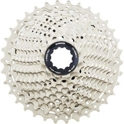 Shimano Ultegra R8000 11-speed cassette met metalen tandwielen en zwarte behuizing, geschikt voor racefietsen.