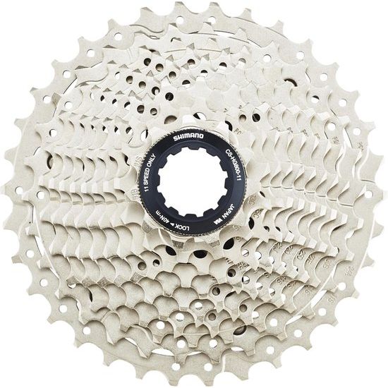 Shimano Ultegra R8000 11-speed cassette met metalen tandwielen en zwarte behuizing, geschikt voor racefietsen.