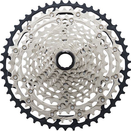 Shimano SLX CS-M7100 12-speed cassette met zilveren tanden en zwarte rand voor mountainbiken, zichtbaar op de fiets.