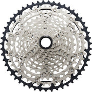 Shimano SLX CS-M7100 12-speed cassette met zilveren tanden en zwarte rand voor mountainbiken, zichtbaar op de fiets.