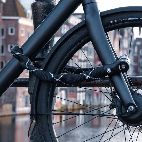 Abus Iven Chain 8210 kettingslot met 8 mm dikte, ART 2 beveiligingsklasse, zichtbaar op de afbeelding.
