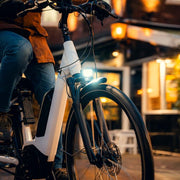 AXA NXT e-bike koplamp 6-12V met geïntegreerde reflector, helder licht en stevige bevestiging voor veiligheid en zichtbaarheid