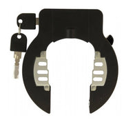 Zwart Axa Solid ART 2 ringslot beveiligingsslot voor extra fietsbeveiliging, zichtbaar in close-up.