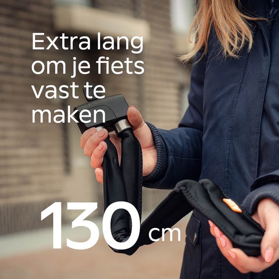 Stevige Axa vouwsloten voor fietsen, zilverkleurig en robuust, zichtbaar in de afbeelding op een fiets.