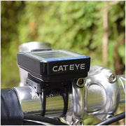 Cateye Velo 7 CC-VL520 fietscomputer met 7 functies, zwart, toont snelheid en kilometerstand op een fiets.