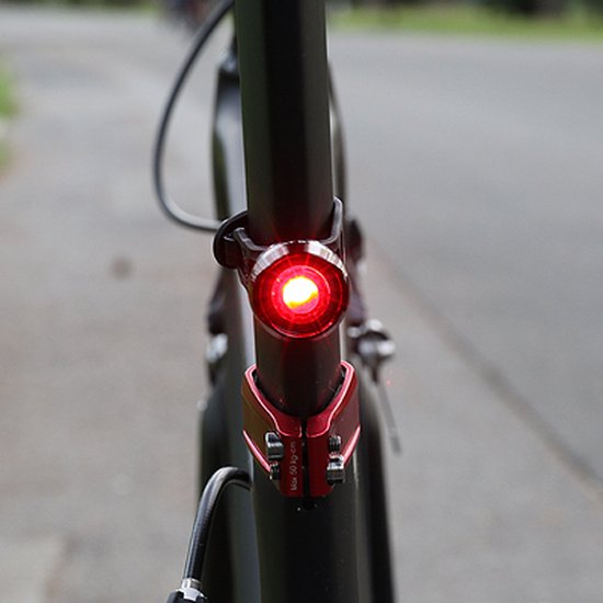 Zwart Cateye El135N en Orb Ld160 lampenset met batterijverlichting voor fiets, inclusief bevestigingsstukken en kabels.