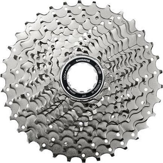 Shimano Deore CS-M4100 10-speed cassette met metalen tanden en zwarte kleur op een witte achtergrond