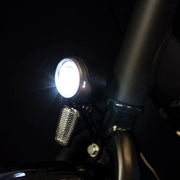Spanninga X&O 30 Xe e-bike koplamp met witte LED-licht en verstelbare behuizing, geschikt voor 6-36V elektrische fietsen.