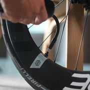 Elektrische fietspomp van Dynamic met digitale drukmeter en 10 bar maximale capaciteit, geschikt voor snel en nauwkeurig oppompen.