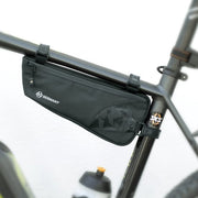 Zwarte SKS Explorer Edge bikepacking tas van 1,0 liter, bevestigd aan fietsframe, voor avontuurlijk fietsgebruik.