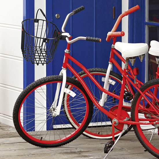 Zwarte KLICKfix Alumino fietsmand met 16 liter capaciteit, geschikt voor bagage op de fiets.