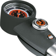 SKS voetpomp met aluminium demperpomp en manometer in zilver voor luchtventielen, geschikt voor fietsbanden.