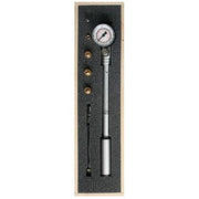 Aluminium SKS voetpomp met manometer en 22 bar drukweergave, geschikt voor fietsbanden, zichtbaar met drukmeter en voetplaat.