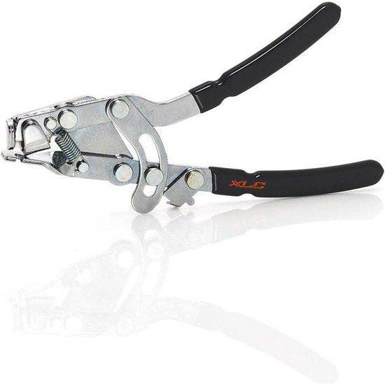 XLC Kabelspantang To-S38 in zwart en zilver, een kniptang voor kabels, met handvat en scherpe snijkanten.