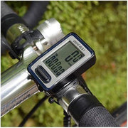 Cateye Velo 7 CC-VL520 fietcomputer met 7 functies, zwart, toont snelheid, afstand en ritgegevens op een fiets.