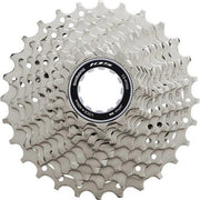 Shimano Cassette 105 CS-R7000 11-speed zichtbaar met metalen tanden en zwarte behuizing op een fiets.