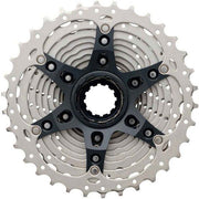 Shimano Ultegra R8000 11-speed cassette met metalen tanden en zwarte behuizing, geschikt voor racefietsen.