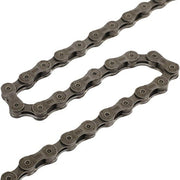 Shimano CN-E6070 9-speed ketting voor e-bike, robuust en soepel schakelen, zichtbaar op een zwart metalen achtergrond.