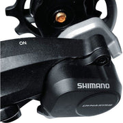 Shimano Deore XT M8000 achterderailleur 11-speed Shadow RD direct mount op fiets, close-up van derailleur en kabelaansluiting.