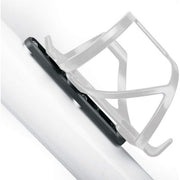 Zwarte SKS bidonhouder cage adapter van polycarbonaat voor fiets, geschikt voor shifter en bidonhouder.
