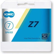 Zilverkleurige en bruin gekleurde 7-speed KMC Z7 ketting voor fiets, 1/2 x 3/32 inch, liggend op een witte achtergrond