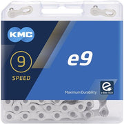 KMC E9 9-speed ketting met 122 schakels en EPT-coating, geschikt voor fietssysteem, zichtbaar in de afbeelding.
