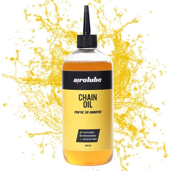 Airolube kettingolie, biologisch afbreekbare smeermiddelen voor kettingen, zichtbaar in de afbeelding op een container met olie