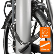 AXA Absolute 5 kettingslot met 5 mm diameter en polyester hoes, stevig en veilig fietsslot in beeld.