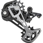 Shimano SLX M7100 SGS achterderailleur voor 12-speed fiets, zwart, direct mount, zichtbaar met ketting en frame.