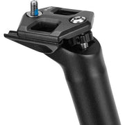 XLC All Ride Sp-O02 aluminium zadelpen in zwart met setback, zichtbaar met bevestigingsbouten en verlengde steun.